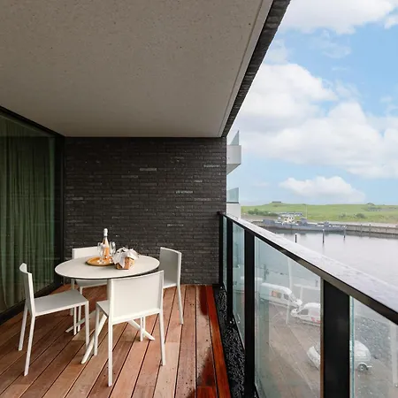 Huswell - New Overlooking The Yacht Harbor With Parking *